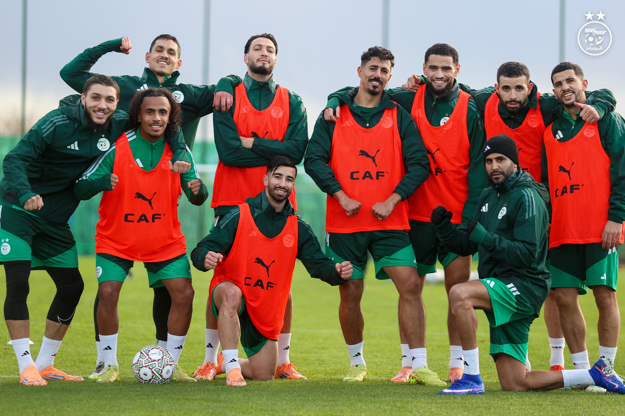 قائد المنتخب الجزائري رياض محرز مع زملائه