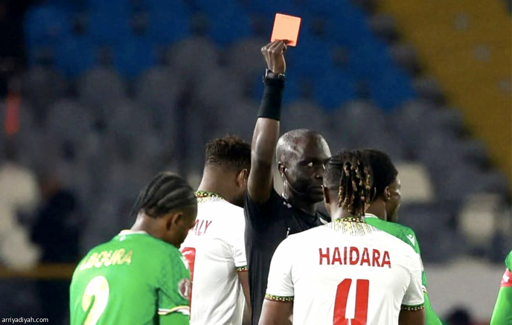 البطاقة الحمراء التي حصل عليها لاعب خط الوسط أمادو هايدارا