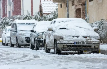 الثلوج تغلق طرقا وتحاصر سيارات في الجزائر وتغطي مناطق واسعة في تونس