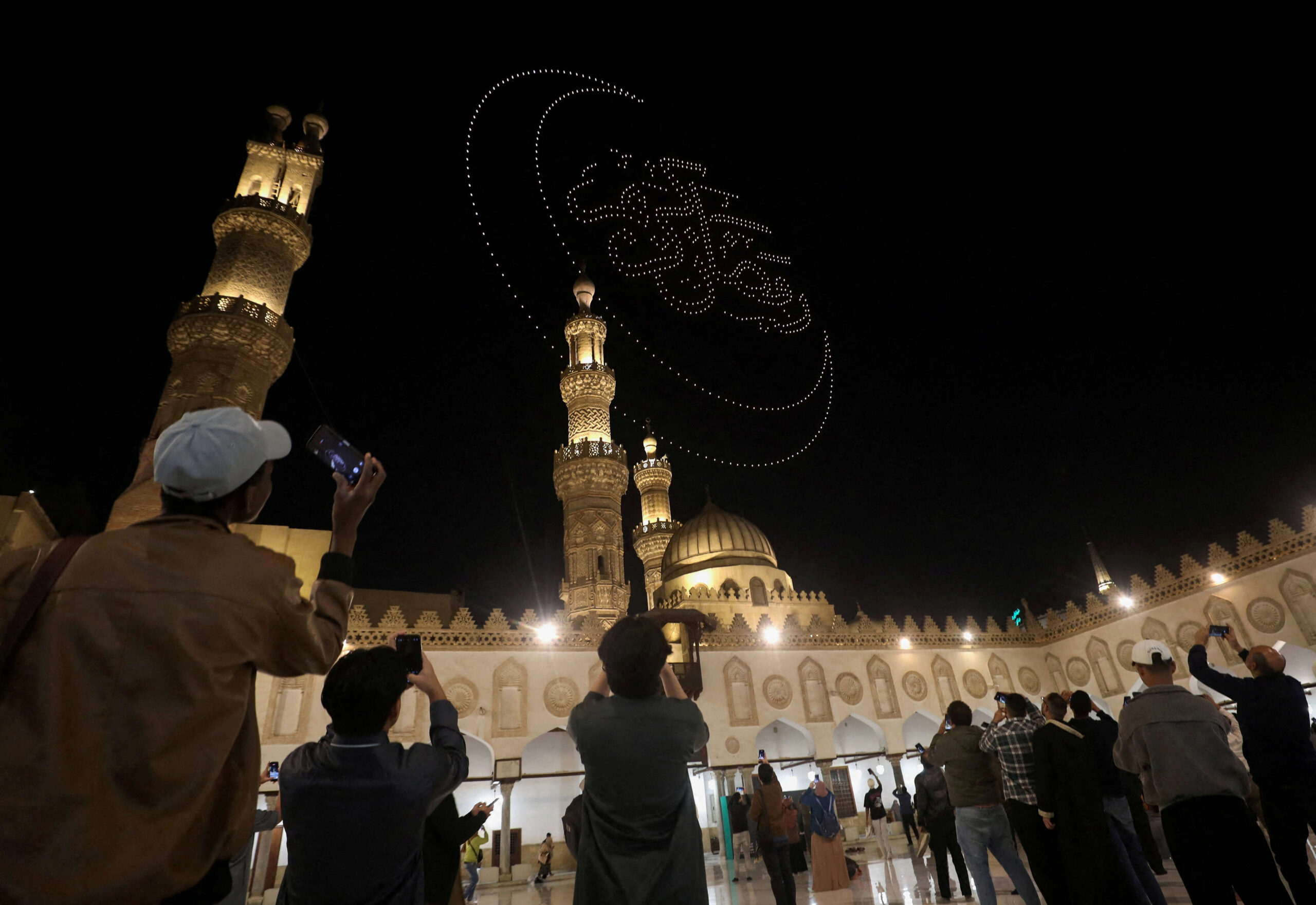 أعلنت السعودية و11 دول عربية، مساء الثلاثاء، أن يوم الأربعاء 18 فبراير/ شباط الجاري هو أول أيام شهر رمضان لسنة 1447 هجرية، فيما يبدأ في مصر و6 دول أخرى الخميس. وبحسب إحصاء مراسلي الأناضول، عبر المؤسسات المعنية، يحل رمضان الأربعاء في 12 دولة والخميس بـ7 دول، بينما تتحرى دولتان هلاله الأربعاء، ولم تتوفر على الفور معلومة بشأن الدولة الأخيرة جزر القمر. ** يحل الأربعاء في 12 دولة ففي السعودية أعلنت المحكمة العليا ثبوت رؤية هلال رمضان مساء الثلاثاء، وعليه يكون يوم غد الأربعاء أول أيام الشهر المبارك. وفي قطر قالت لجنة تحري رؤية الهلال بوزارة الأوقاف والشؤون الإسلامية إن الأربعاء أول أيام شهر رمضان. وفي الإمارات أعلن ديوان الرئاسة ثبوت رؤية هلال رمضان المبارك، ليكون الأربعاء أول أيام الشهر الفضيل. وفي البحرين أفادت هيئة الرؤية الشرعية بأنه لم يتقدم لها أحد يدلي بشهادته عن ثبوت رؤية الهلال، إلا أنه ثبت شرعا في السعودية رؤيته، وعليه قررت أن يكون الأربعاء أول أيام شهر رمضان. وفي الكويت أعلنت هيئة الرؤية الشرعية الأربعاء ثبوت رؤية هلال رمضان، وعليك يكون الأربعاء أول أيام الشهر المبارك. وفي اليمن قالت وزارة الأوقاف والإرشاد إن الأربعاء أول أيام شهر رمضان المبارك، بعد ثبوت رؤية هلاله. كذلك أعلنت دار الإفتاء التابعة لجماعة الحوثي اليمنية، المسيطرة على محافظات ومدن بينها صنعاء منذ العام 2014، الأربعاء أول أيام شهر الصيام. وفي العراق قال ديوان الوقف السني، في بيان متلفز، إن الأربعاء أول أيام شهر رمضان. كما أفادت وزارة الأوقاف والشؤون الدينية في إقليم كردستان شمال العراق بأن الأربعاء غرة شهر رمضان المبارك. وفي فلسطين أعلن المفتي العام للقدس والديار رئيس مجلس الإفتاء الأعلى محمد حسين، ثبوت رؤية هلال رمضان، ليصبح غدا الأربعاء أول أيامه. وفي لبنان قال مفتي الجمهورية الشيخ عبد اللطيف دريان إن الأربعاء هو أول أيام رمضان، لثبوت رؤية هلاله "في عدَّة أقطار عربية وإسلامية". كذلك أعلن المكتب الشرعي بمؤسسة المرجع الشيعي الراحل محمد حسين فضل الله، عبر بيان، الأربعاء أول أيام رمضان، فيما يحل عيد الفطر المبارك الجمعة 20 مارس/ آذار المقبل. وفي السودان قال مجمع الفقه الإسلامي إن الأربعاء أول أيام شهر رمضان المبارك. وفي الصومال أعلنت وزارة الأوقاف والشؤون الدينية الأربعاء غرة رمضان. وفي جيبوتي أفاد المجلس الأعلى الإسلامي في وزارة الأوقاف بأن الأربعاء أول أيام شهر رمضان الفضيل. ** يحل الخميس في 7 دول أما في مصر فأعلن المفتي نظير عياد، عبر بيان متلفز، تعذر رؤية هلال رمضان، وعليه يكون الأربعاء المتمم لشهر شعبان، والخميس أول أيام رمضان. وفي ليبيا قال مجلس البحوث والدراسات الشرعية بدار الإفتاء إن الأربعاء هو المتمم لشعبان، والخميس غرة رمضان. وفي تونس أعلن المفتي الشيخ هشام بن محمود، عبر كلمة متلفزة، الخميس أول أيام رمضان. وفي الجزائر قالت اللجنة الوطنية للأهلة والمواقيت الشرعية، التابعة لوزارة الشؤون الدينية والأوقاف، إن الخميس هو غرة شهر رمضان، لعدم ثبوت رؤية هلاله. وفي سوريا، أعلنت اللجنة الوطنية لرصد الأهلة الأربعاء متمما لشهر شعبان والخميس أول أيام رمضان. وفي الأردن قال المفتي أحمد الحسنات إن الخميس أول أيام رمضان، بعد تعذر رؤية هلال شهر الصوم. واعتمادا على الحسابات الفلكية، أعلنت سلطنة عمان أن الخميس 19 فبراير هو غرة شهر رمضان لسنة 1447 هجرية. وقبل أسبوع، أصدر مكتب المرجع الشيعي العراقي الأعلى علي السيستاني إمساكية (تقويم) رمضان لسنة 1447 هجرية، وتضمنت الخميس أول أيام الشهر الفضيل. ** دولتان تتحريان الأربعاء فيما يتحرى كل من المغرب وموريتانيا الهلال الأربعاء، لأن اليوم الثلاثاء لديهما هو الثامن والعشرين من شهر شعبان، نظرا لتأخر بدء الشهر فيهما يوما واحدا عن بقية الدول. ويحلّ رمضان هذا العام على دول عربية في ظل تداعيات حروب وصراعات سياسية ونزاعات مسلحة، وسط دعوات إلى التضامن لمعالجة الوضع الراهن وإحلال السلام والاستقرار في المنطقة. ففي الأراضي المحتلة يعاني الفلسطينيون أوضاعا كارثيا جراء إبادة إسرائيلية استمرت عامين بقطاع غزة وعدوان مستمر بالضفة الغربية، فضلا عن حرب متواصلة في السودان منذ عام 2023، وصراع بين حكومتين في ليبيا منذ 2022.