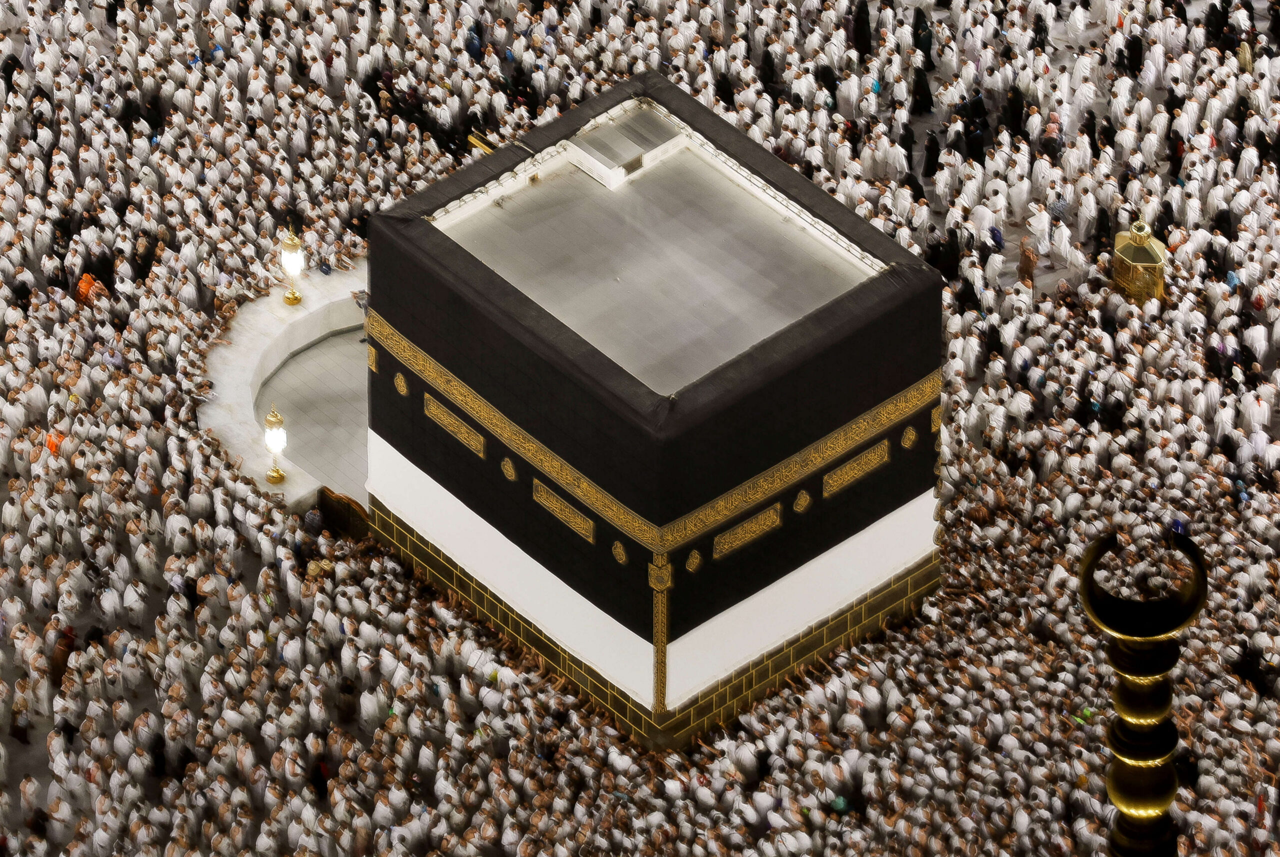 الحجاج خلال الطواف حول الكعبة المكرمة