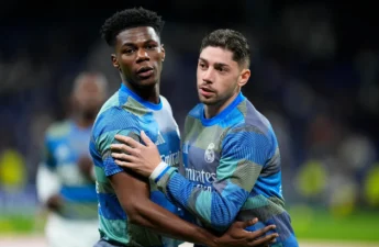 فيديريكو فالفيردي، لاعب فريق ريال مدريد مع زميله الفرنسي أوريليان تشواميني