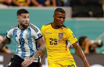 المدافع الأرجنتيني نيكولاس أوتاميندي ولاعب الوسط الإكوادوري موزيس كايسيدو