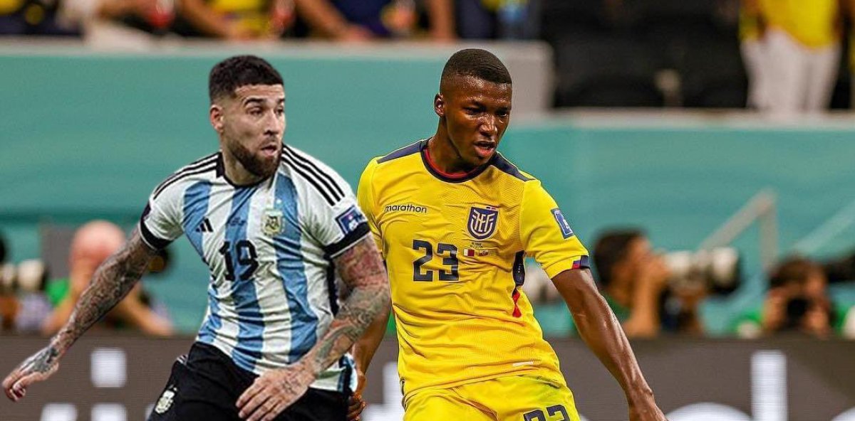المدافع الأرجنتيني نيكولاس أوتاميندي ولاعب الوسط الإكوادوري موزيس كايسيدو