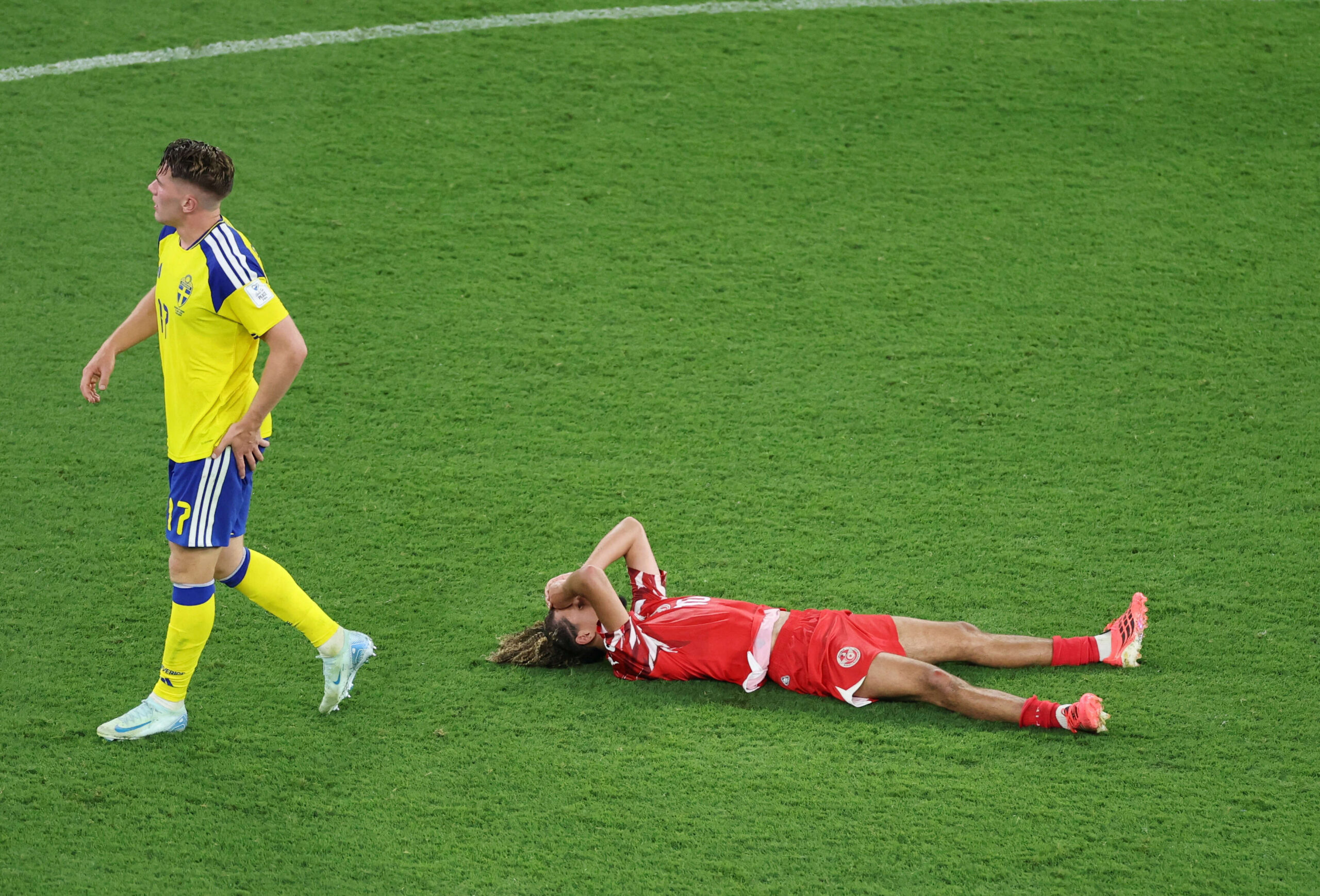 تلقى المنتخب التونسي هزيمة ثقيلة أمام نظيره السويدي 1/5،