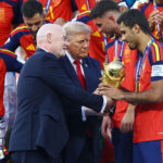 السويسري جياني إنفانتينو يسلم كأس العالم بمعية دونالد ترامب