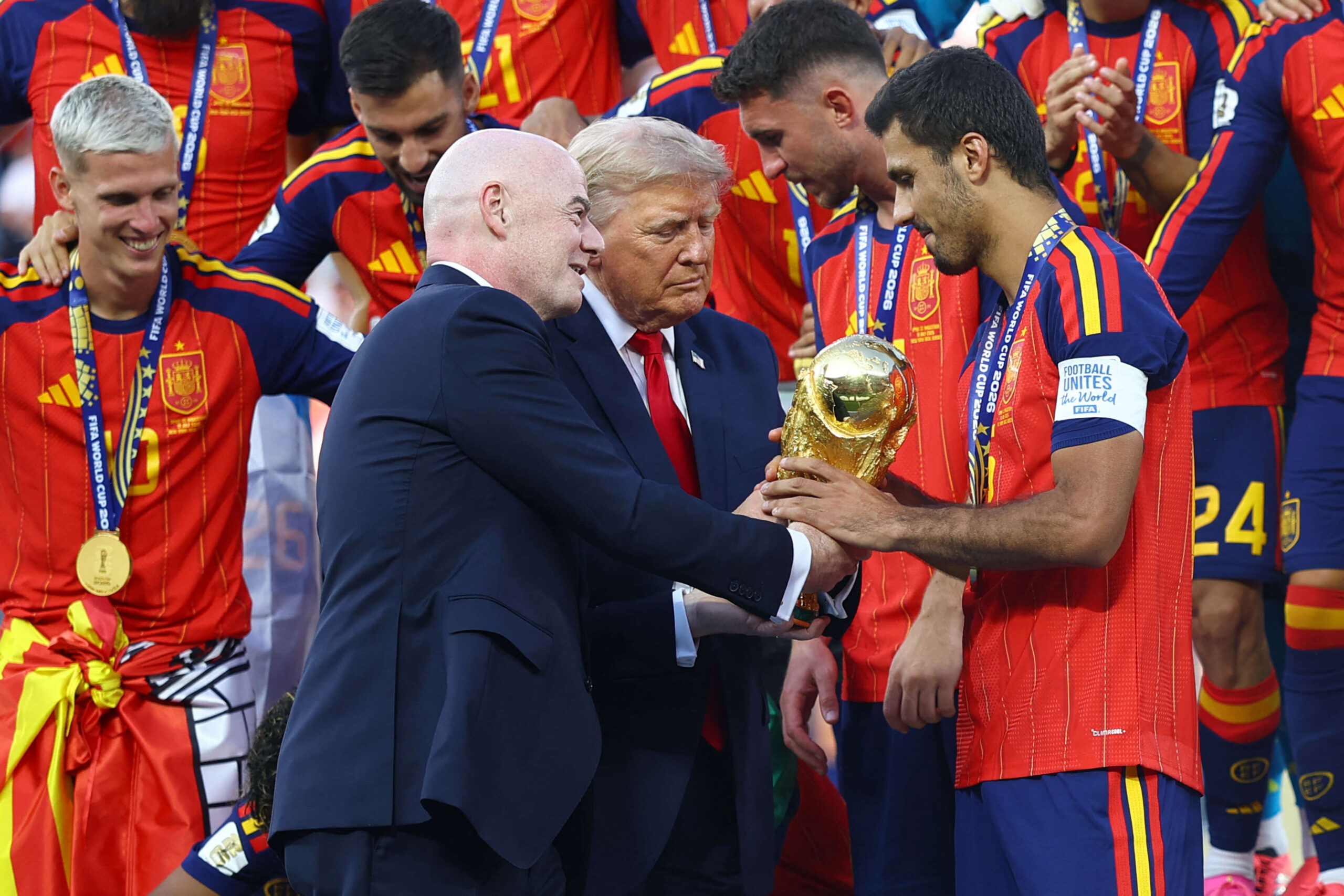 السويسري جياني إنفانتينو يسلم كأس العالم بمعية دونالد ترامب