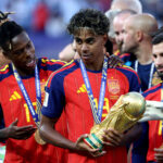 جمع المنتخب الإسباني بين لقبي كأس أمم أوروبا وكأس العالم
