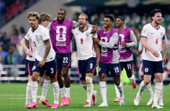 القائد هاري كين مع لاعبي المنتخب الإنجليزي