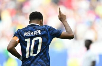 كيليان مبابي نجم وقائد منتخب فرنسا