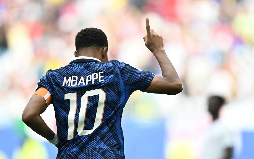 كيليان مبابي نجم وقائد منتخب فرنسا