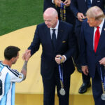 الرئيس الأمريكي دونالد ترامب مع جياني إنفانتينو، رئيس الاتحاد الدولي لكرة القدم (الفيفا)