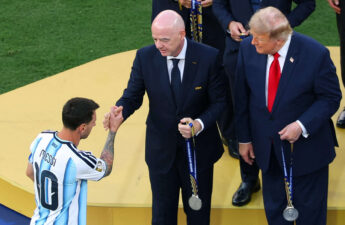 الرئيس الأمريكي دونالد ترامب مع جياني إنفانتينو، رئيس الاتحاد الدولي لكرة القدم (الفيفا)