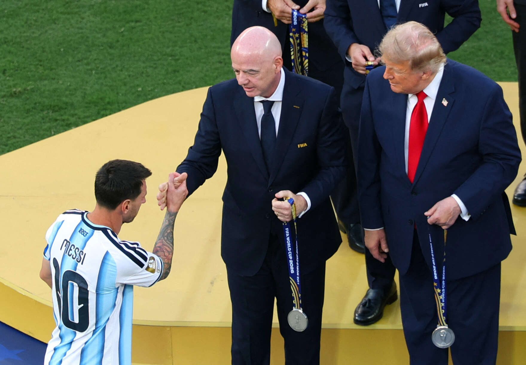 الرئيس الأمريكي دونالد ترامب مع جياني إنفانتينو، رئيس الاتحاد الدولي لكرة القدم (الفيفا)