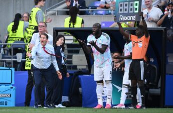 مقاعد البدلاء في ملاعب كرة القدم