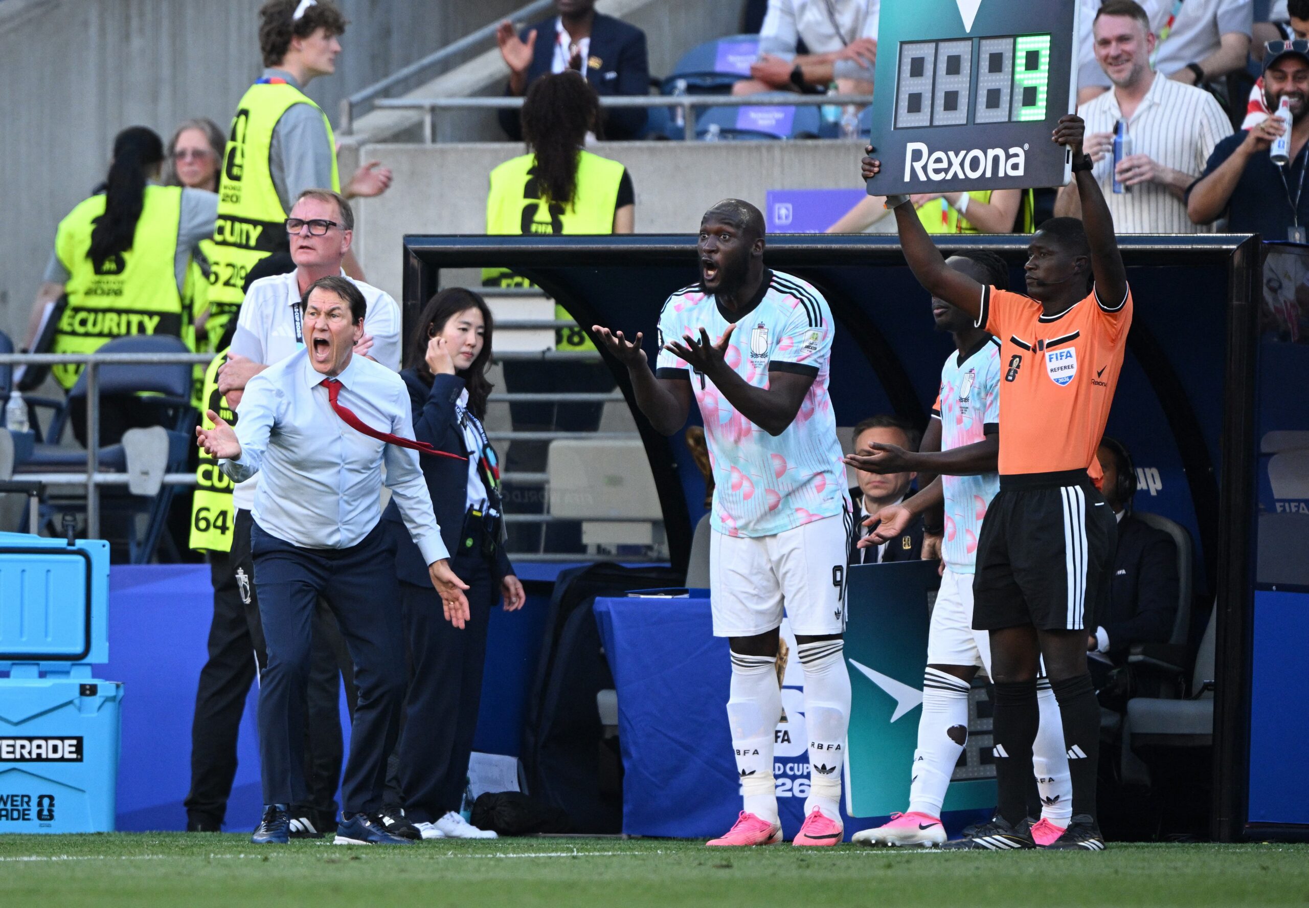 مقاعد البدلاء في ملاعب كرة القدم